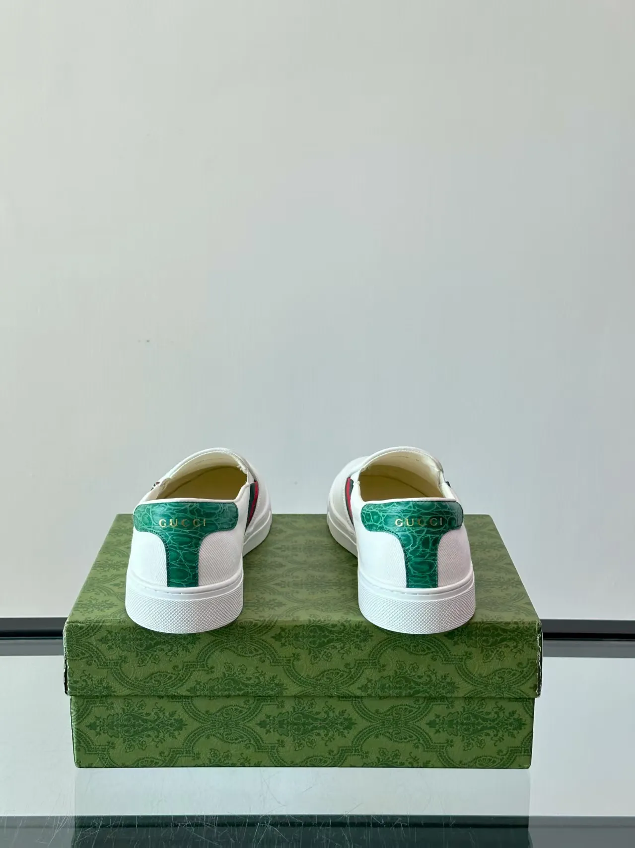 P380 new men's shoes GUCCI [Lightning] latest shoes are shipped. Original quality, fashionable, made of special materials, sheepskin lining, brand new packaging. The foot feels super comfortable and the workmanship is impeccable. Size: 38-45
